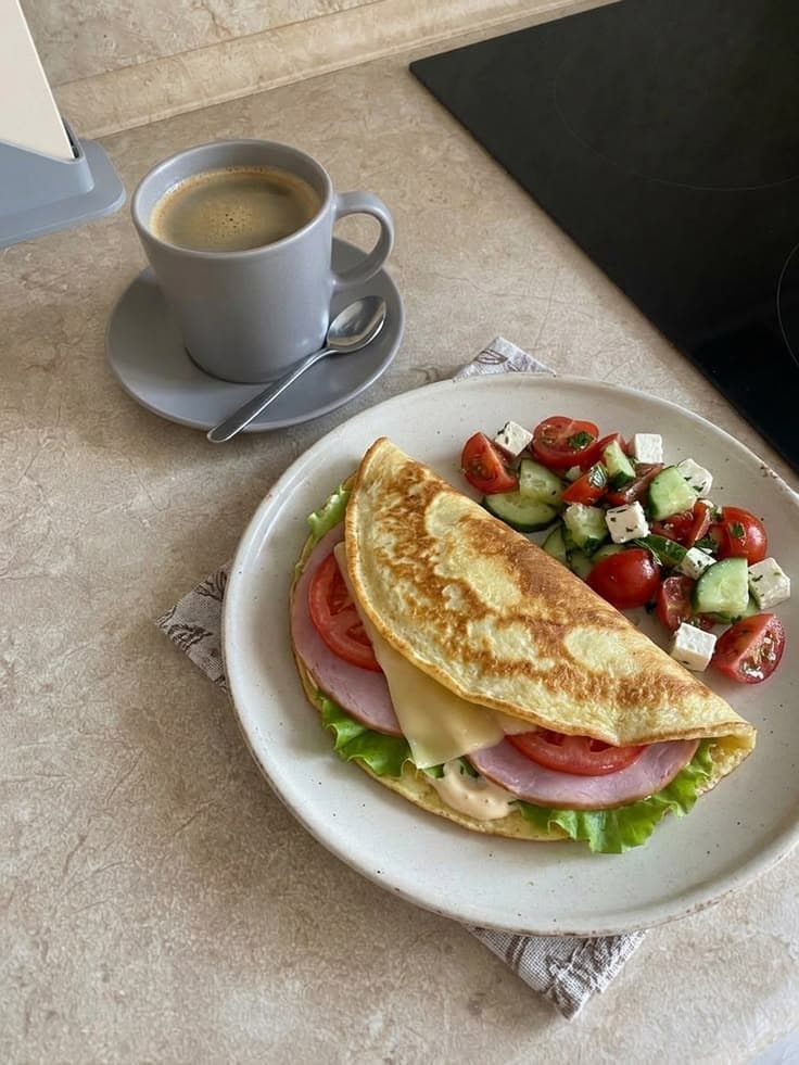 Omletas su salotomis